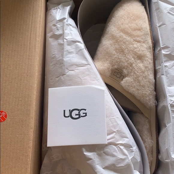 New UGG slipper new in box size 9 cream fluffy 100% wool comfortable new in box - Picture 3 of 5